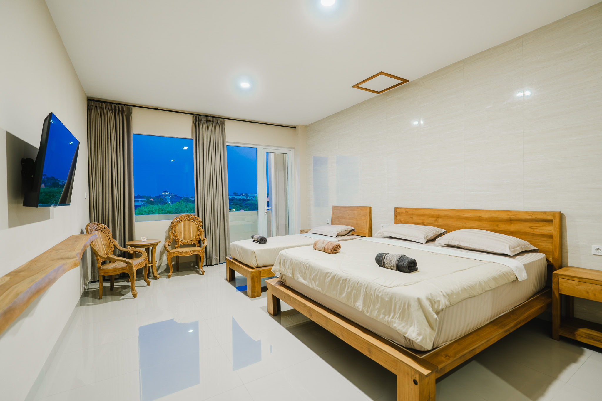 Deluxe Triple Room at Casa Roca Canggu - spacious room with en-suite bathroom