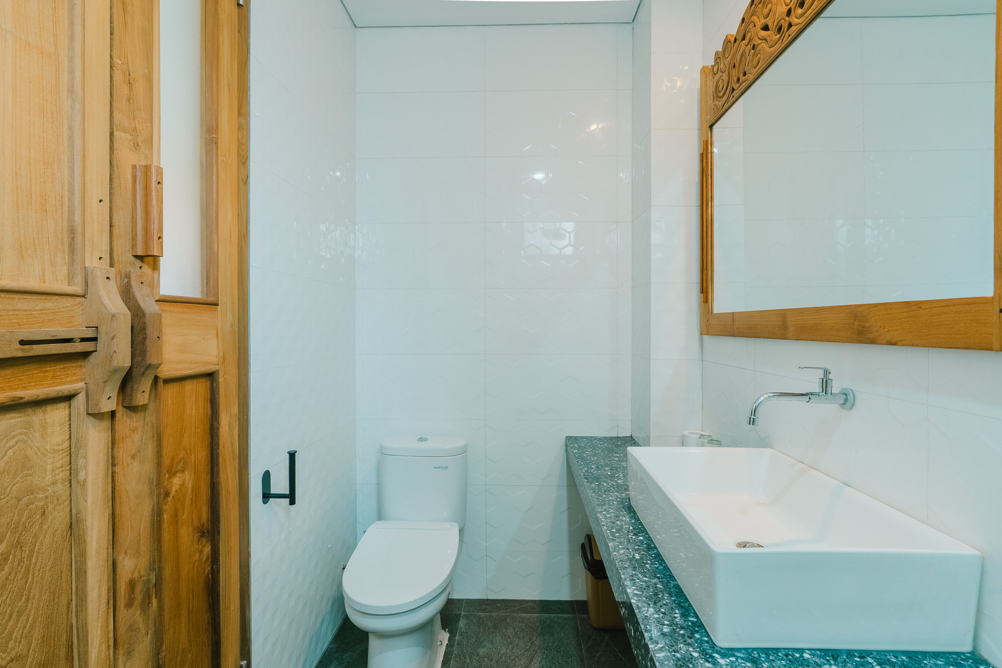 Deluxe Triple Room en-suite bathroom — photo 1 of 5