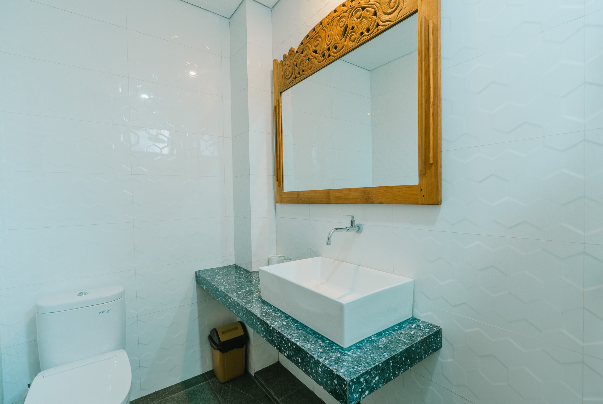 Deluxe Triple Room en-suite bathroom — photo 2 of 5