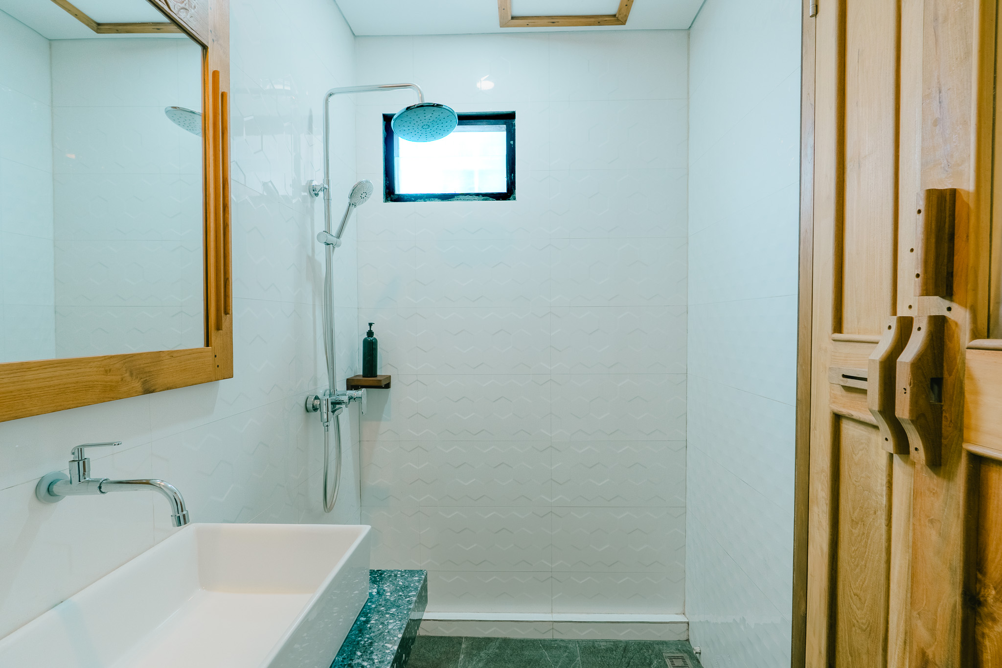 Deluxe Triple Room en-suite bathroom — photo 3 of 5