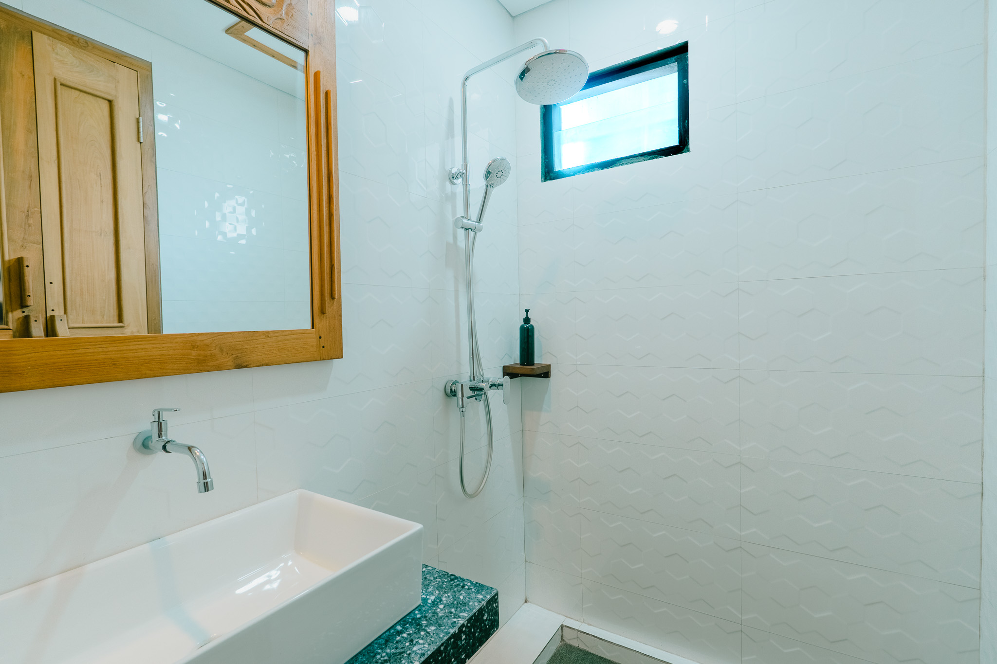 Deluxe Triple Room en-suite bathroom — photo 4 of 5