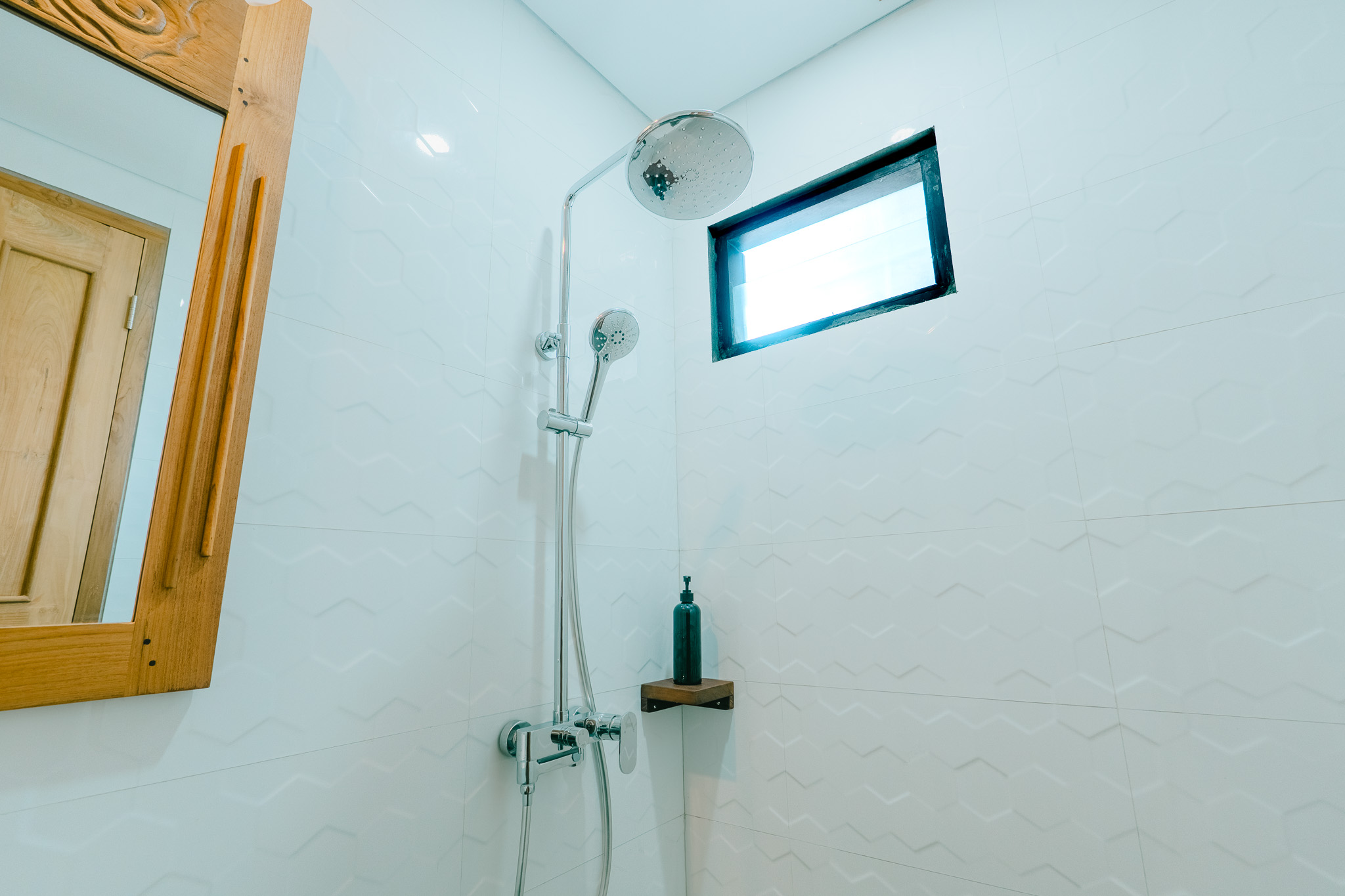 Deluxe Triple Room en-suite bathroom — photo 5 of 5