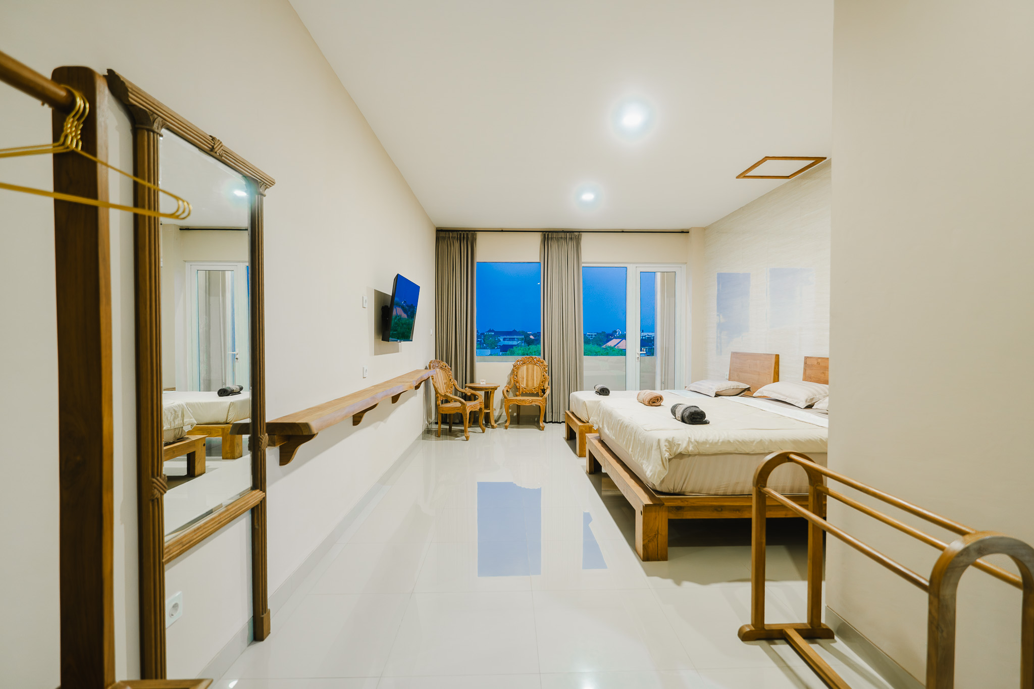 Deluxe Triple Room — king bed and single daybed in an expanded 32 sqm layout — photo 2 of 8