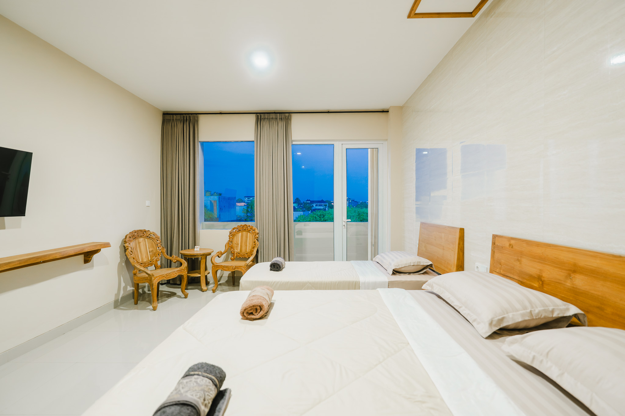 Deluxe Triple Room — king bed and single daybed in an expanded 32 sqm layout — photo 3 of 8