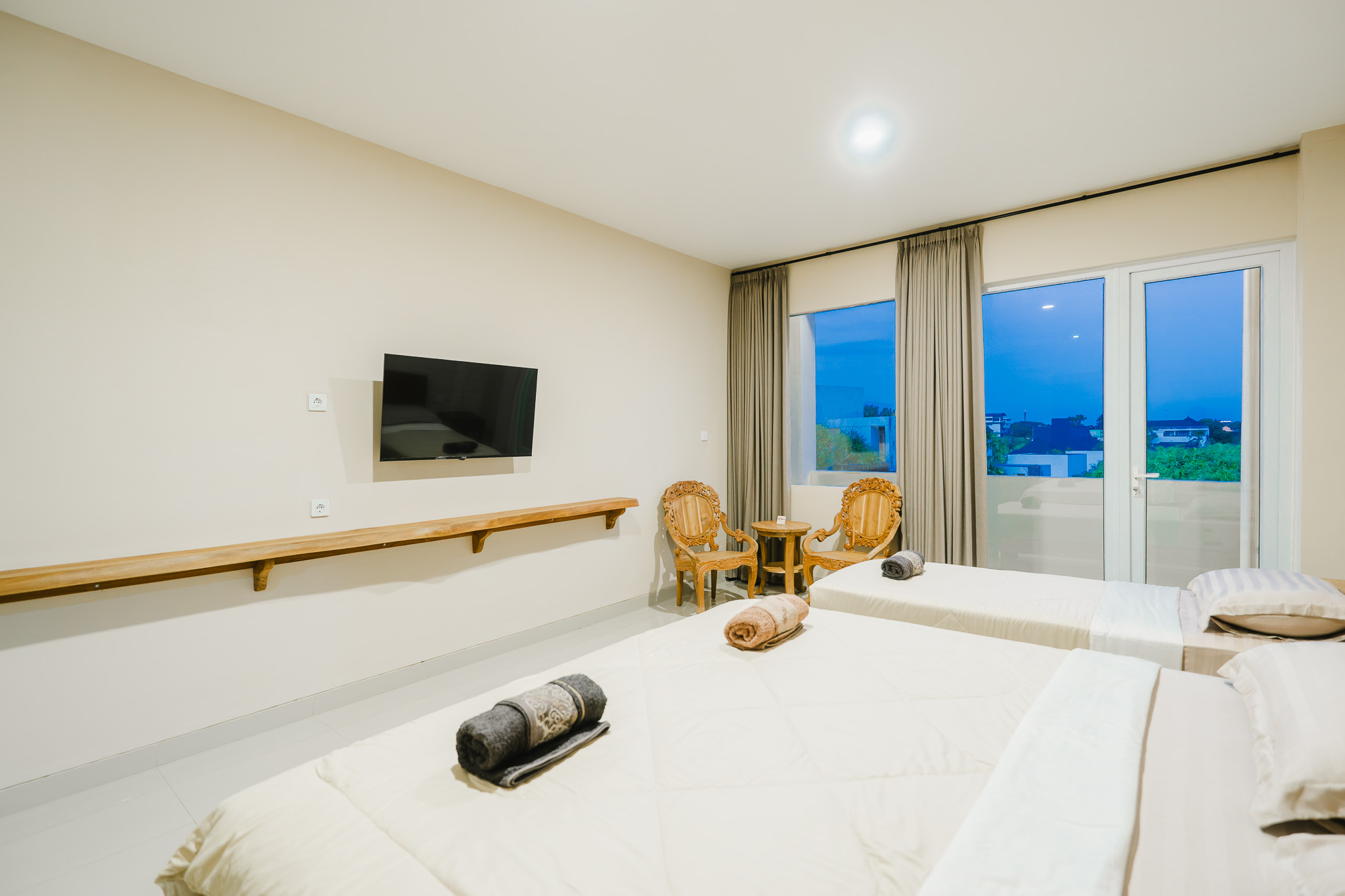 Deluxe Triple Room — king bed and single daybed in an expanded 32 sqm layout — photo 4 of 8