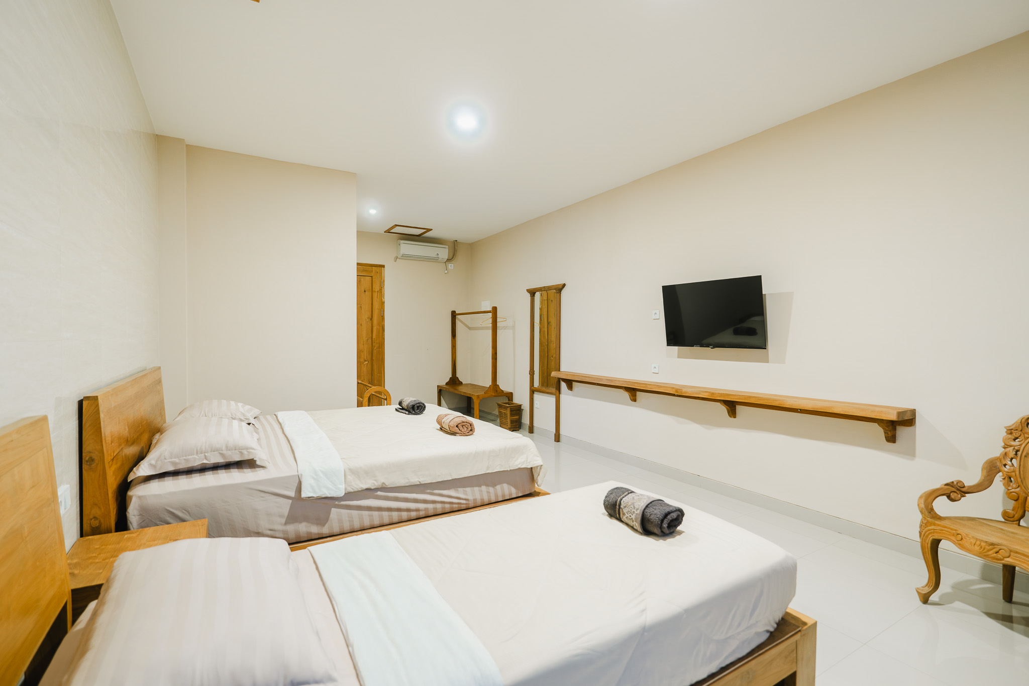 Deluxe Triple Room — king bed and single daybed in an expanded 32 sqm layout — photo 5 of 8