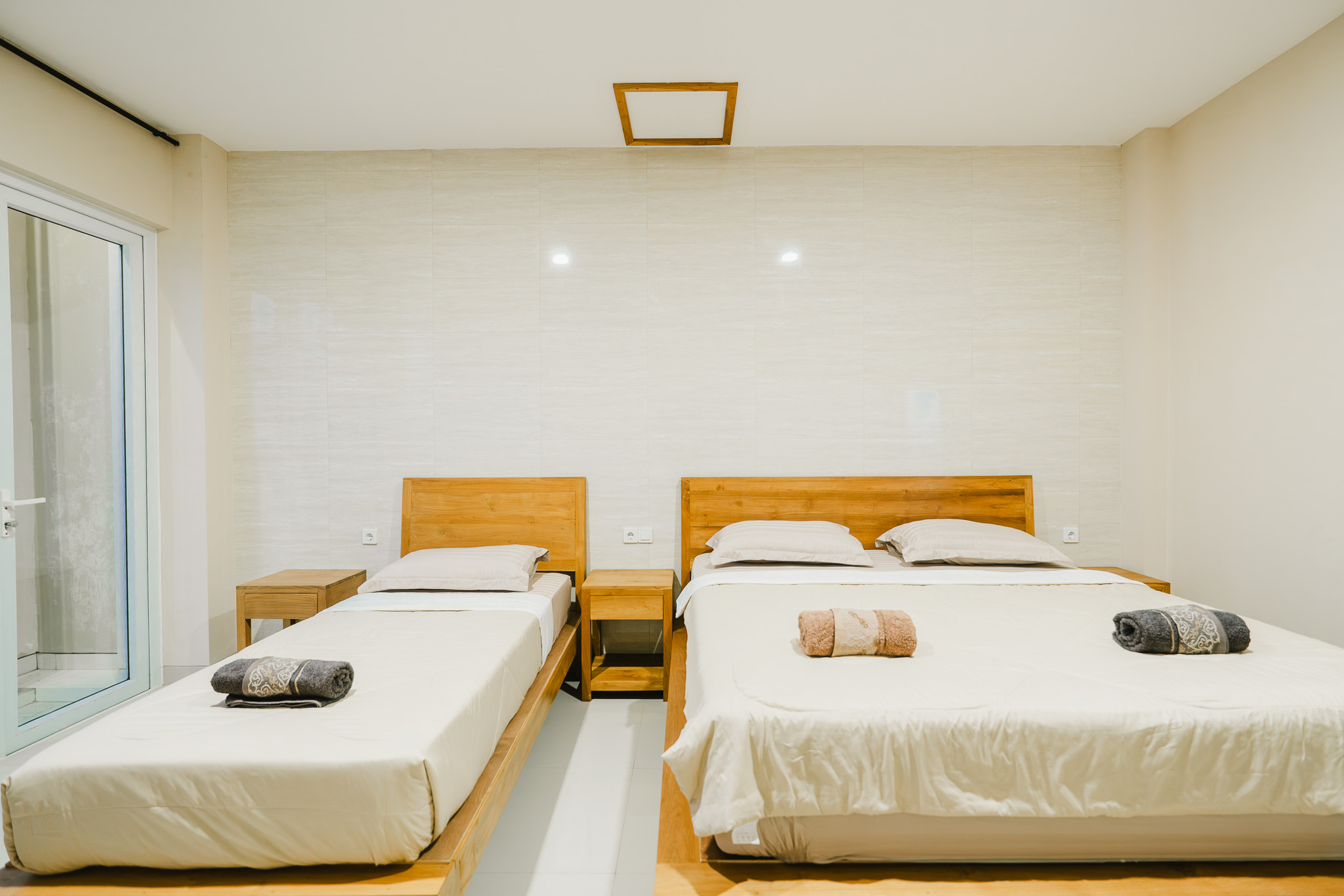 Deluxe Triple Room — king bed and single daybed in an expanded 32 sqm layout — photo 6 of 8
