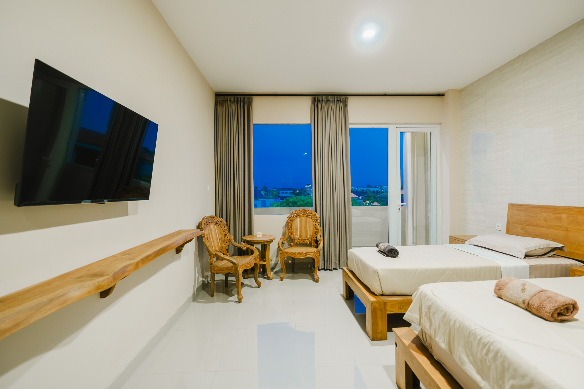 Deluxe Triple Room — king bed and single daybed in an expanded 32 sqm layout — photo 7 of 8