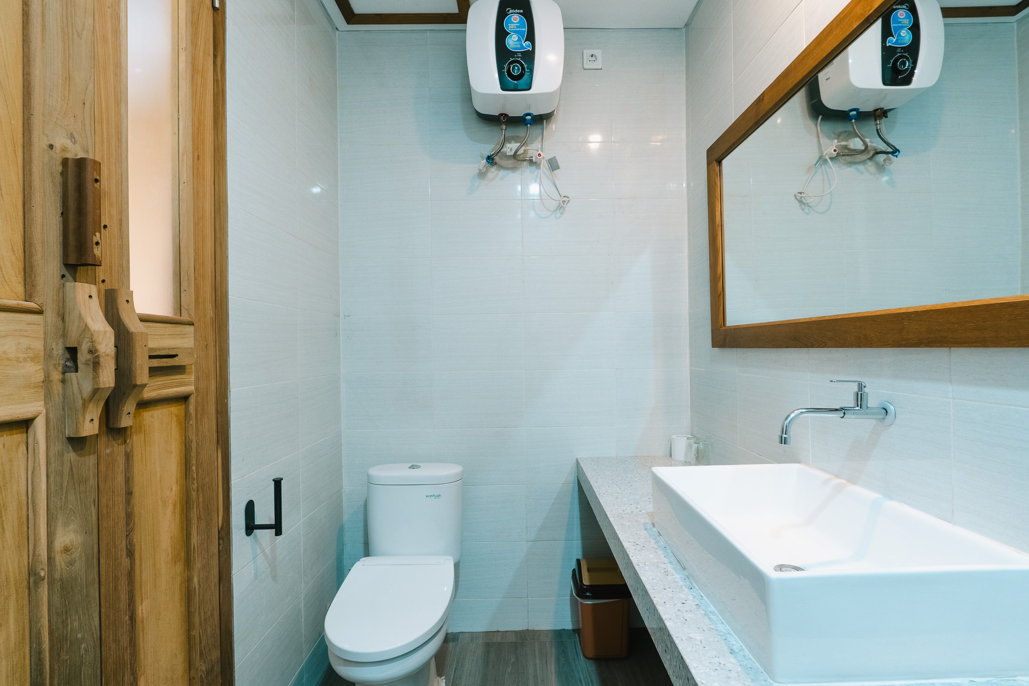 Superior Double Room en-suite bathroom with rain shower — photo 1 of 4