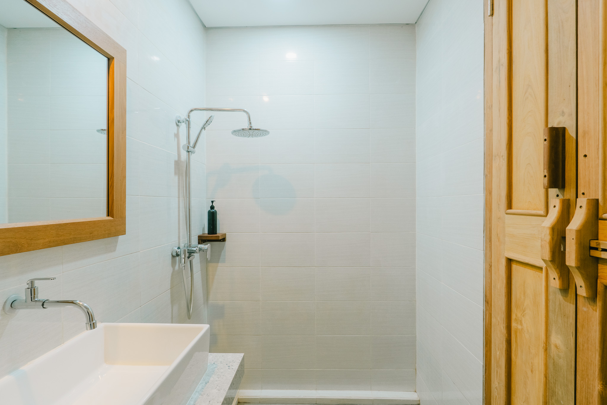 Superior Double Room en-suite bathroom with rain shower — photo 2 of 4