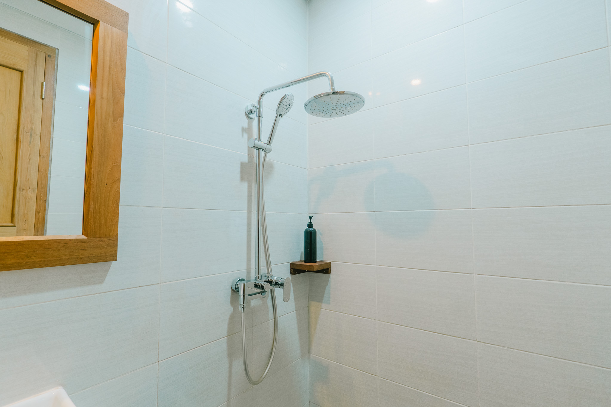 Superior Double Room en-suite bathroom with rain shower — photo 3 of 4