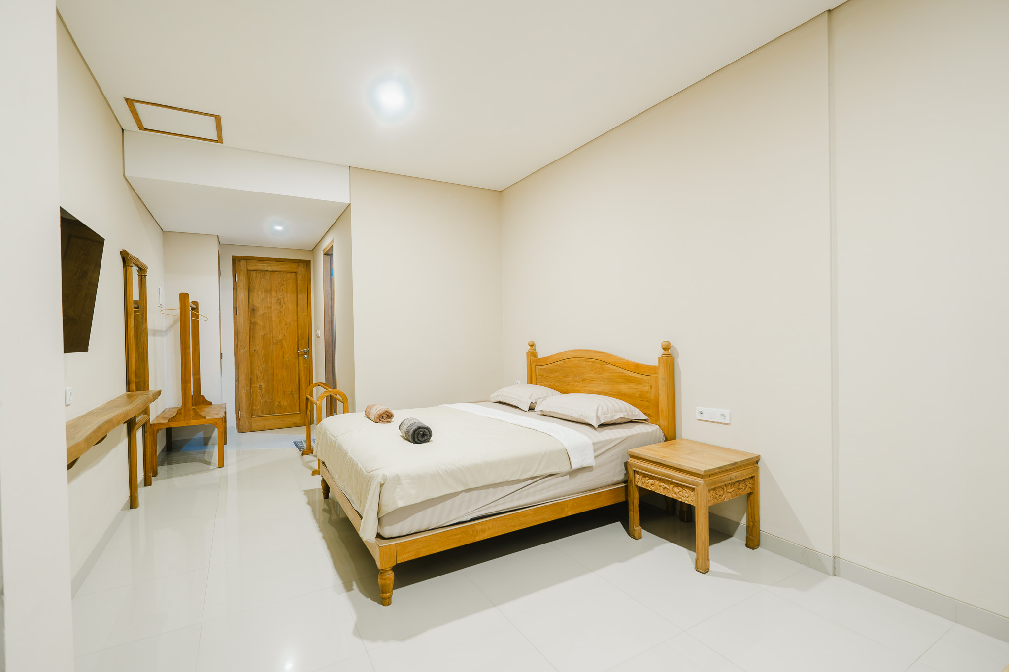 Superior Double Room — queen bed with crisp linen and terracotta accents — photo 6 of 8
