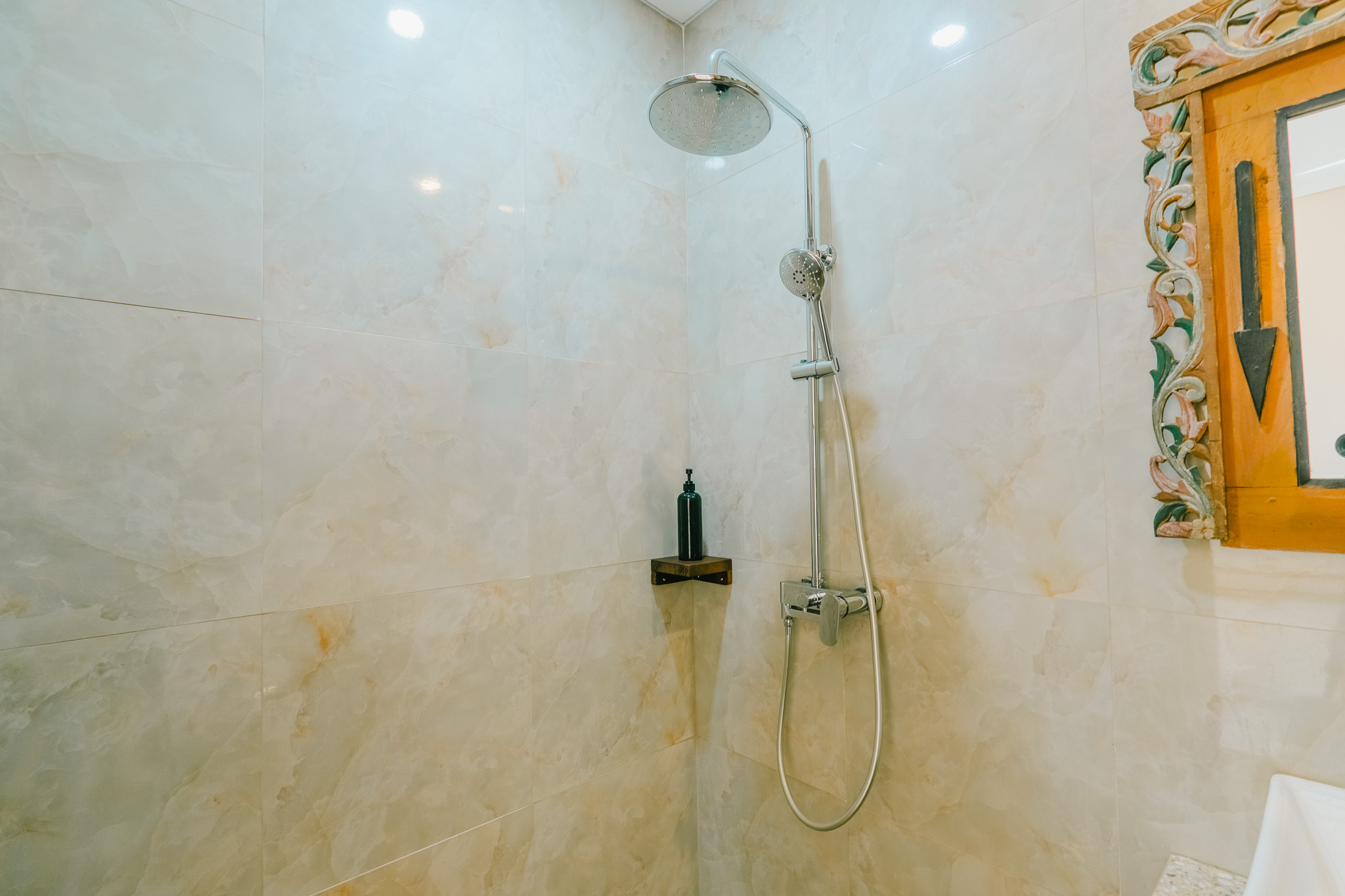 Superior Twin Room en-suite bathroom — photo 1 of 3