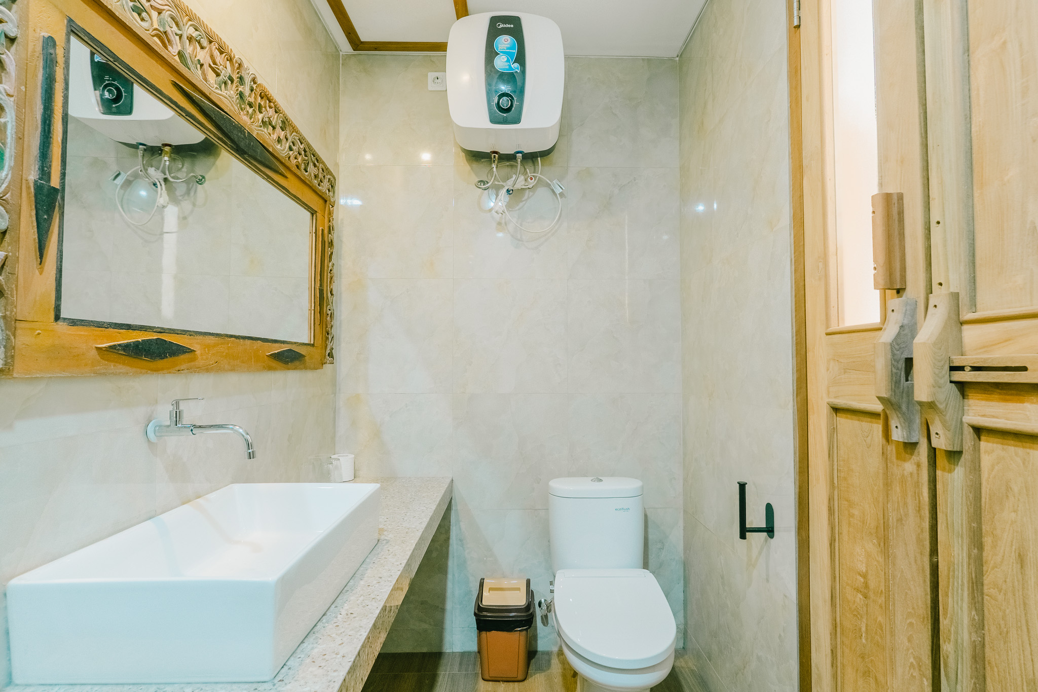 Superior Twin Room en-suite bathroom — photo 2 of 3