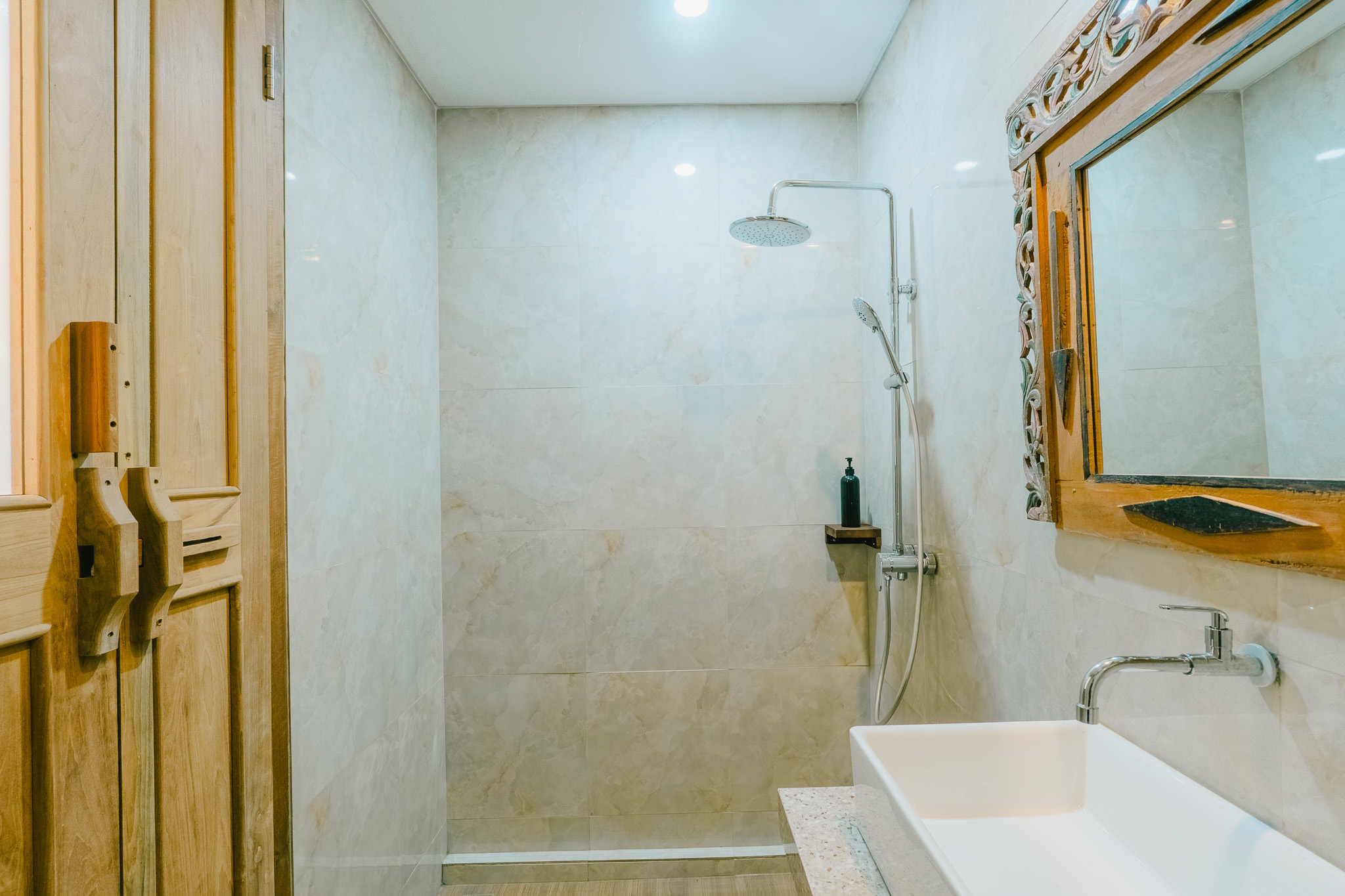 Superior Twin Room en-suite bathroom — photo 3 of 3