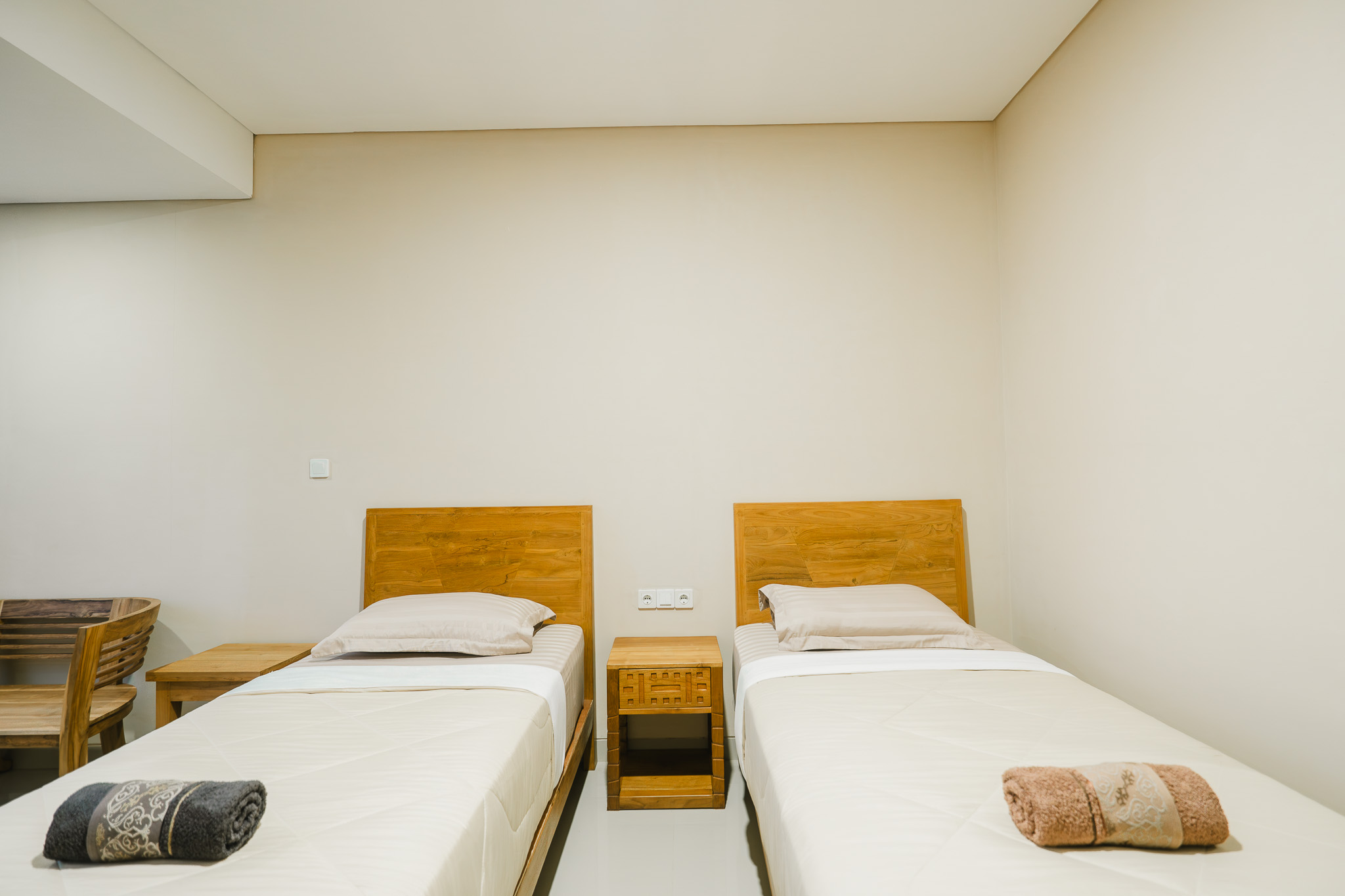 Superior Twin Room — two single beds with organic linen — photo 3 of 7