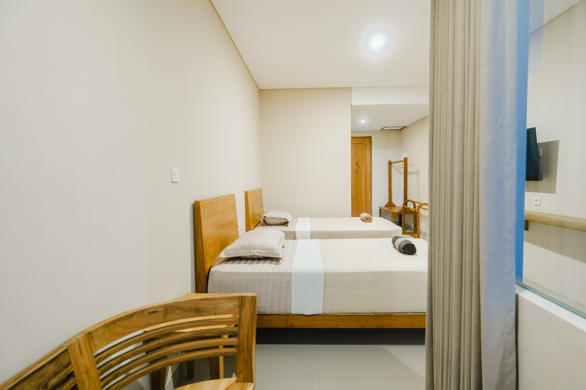 Superior Twin Room — two single beds with organic linen — photo 5 of 7
