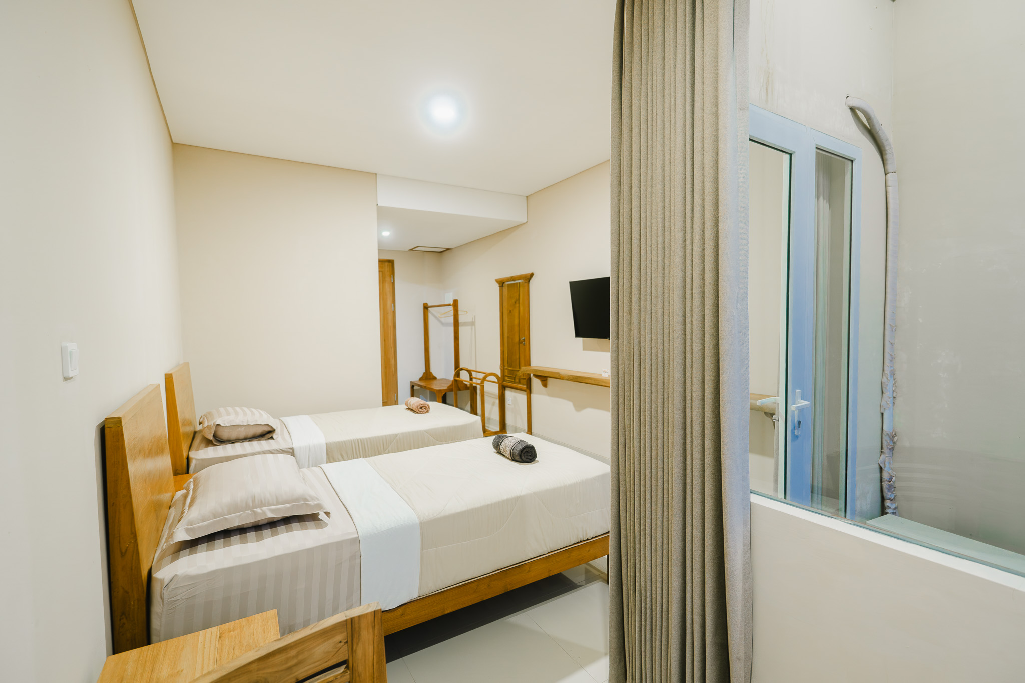 Superior Twin Room — two single beds with organic linen — photo 6 of 7