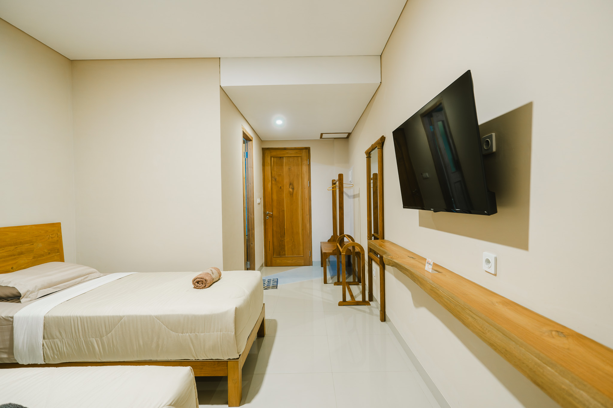 Superior Twin Room — two single beds with organic linen — photo 7 of 7